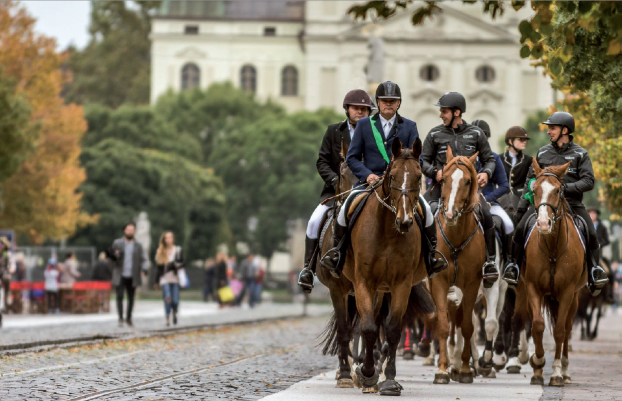 Jazdci na koňoch oslávia Huberta a pozdravia centrum Košíc