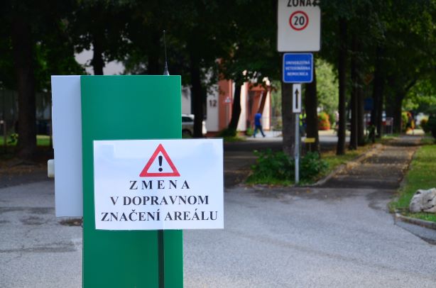 V areáli univerzity sa začali práce na rekonštrukcii vozoviek