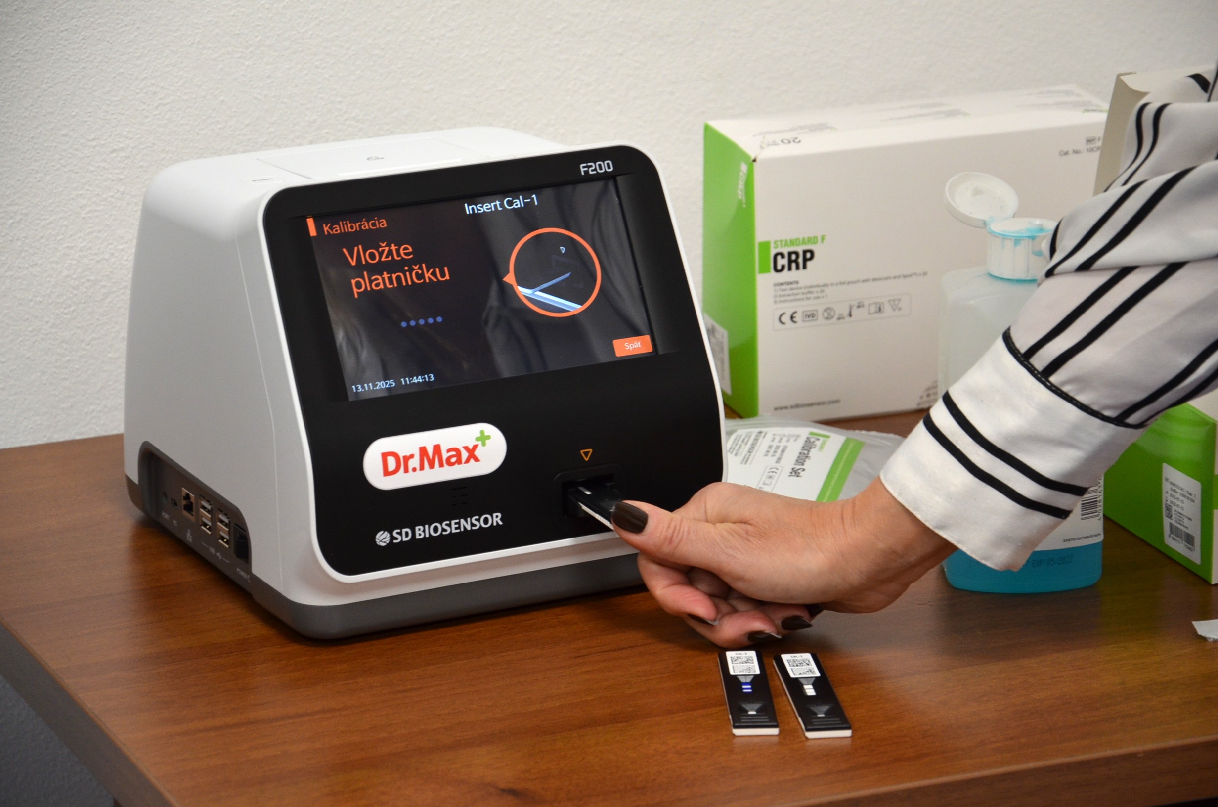 Dr. Max daroval univerzite prístroj na meranie parametrov v lekárni
